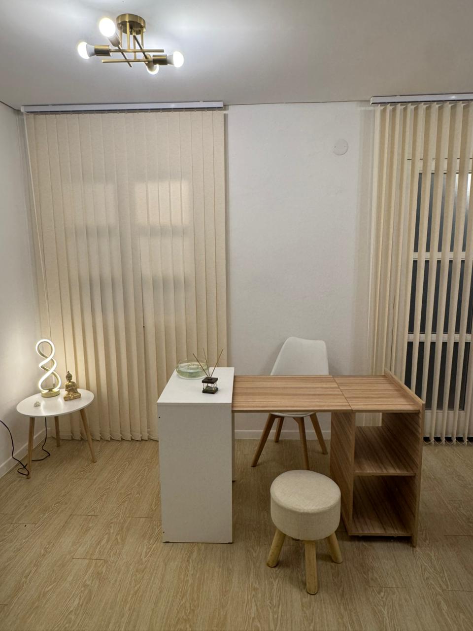 Sala de manicura con detalles cálidos