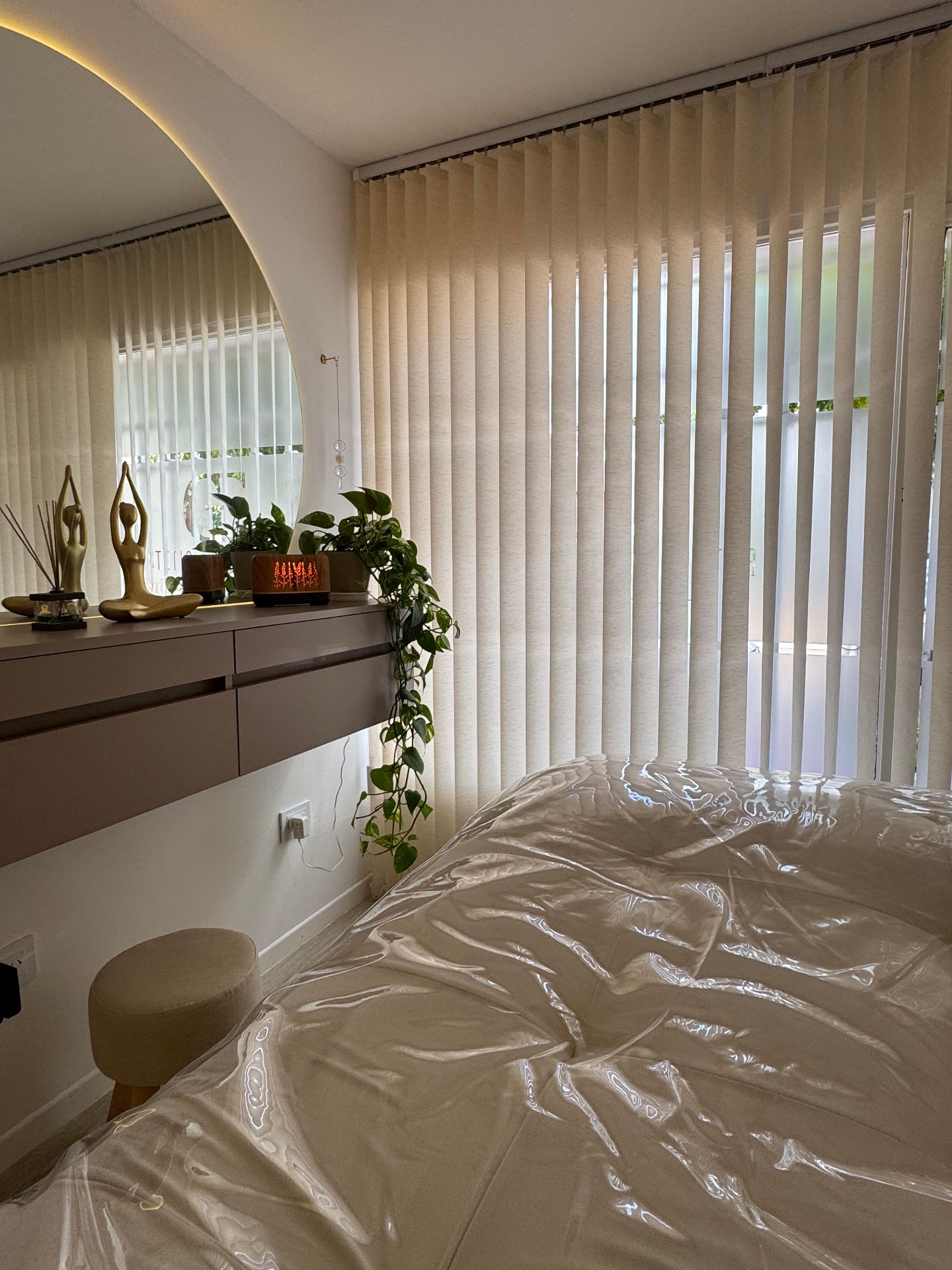 Cabina con cortinas y detalles naturales