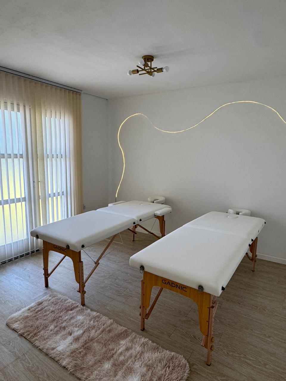 Sala con camillas de masajes
